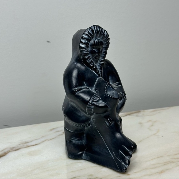 Vintage Black Inuit Seal Hunter Hollow Sculpture Signed Rilla 1981 - Picture 5 of 11